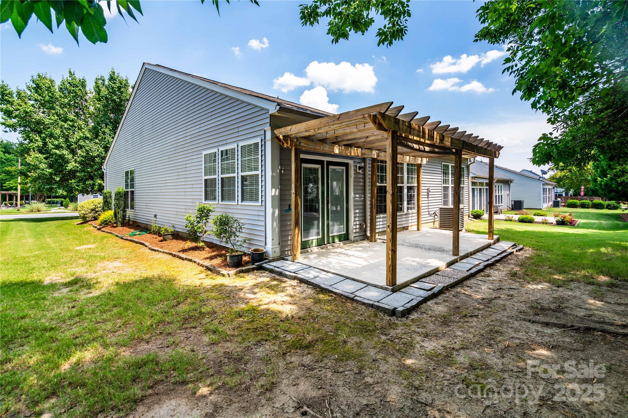 9514 Kestral Ridge Drive Charlotte, NC 28269 - Photo 26 of 32 a view of a house with backyard and sitting area