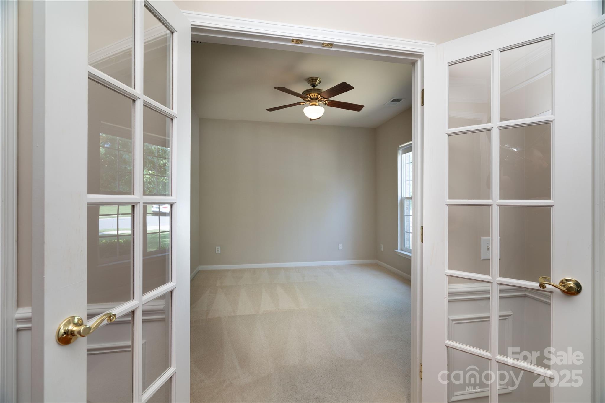 9514 Kestral Ridge Drive Charlotte, NC 28269 - Photo 5 of 32 a view of a livingroom with a ceiling fan