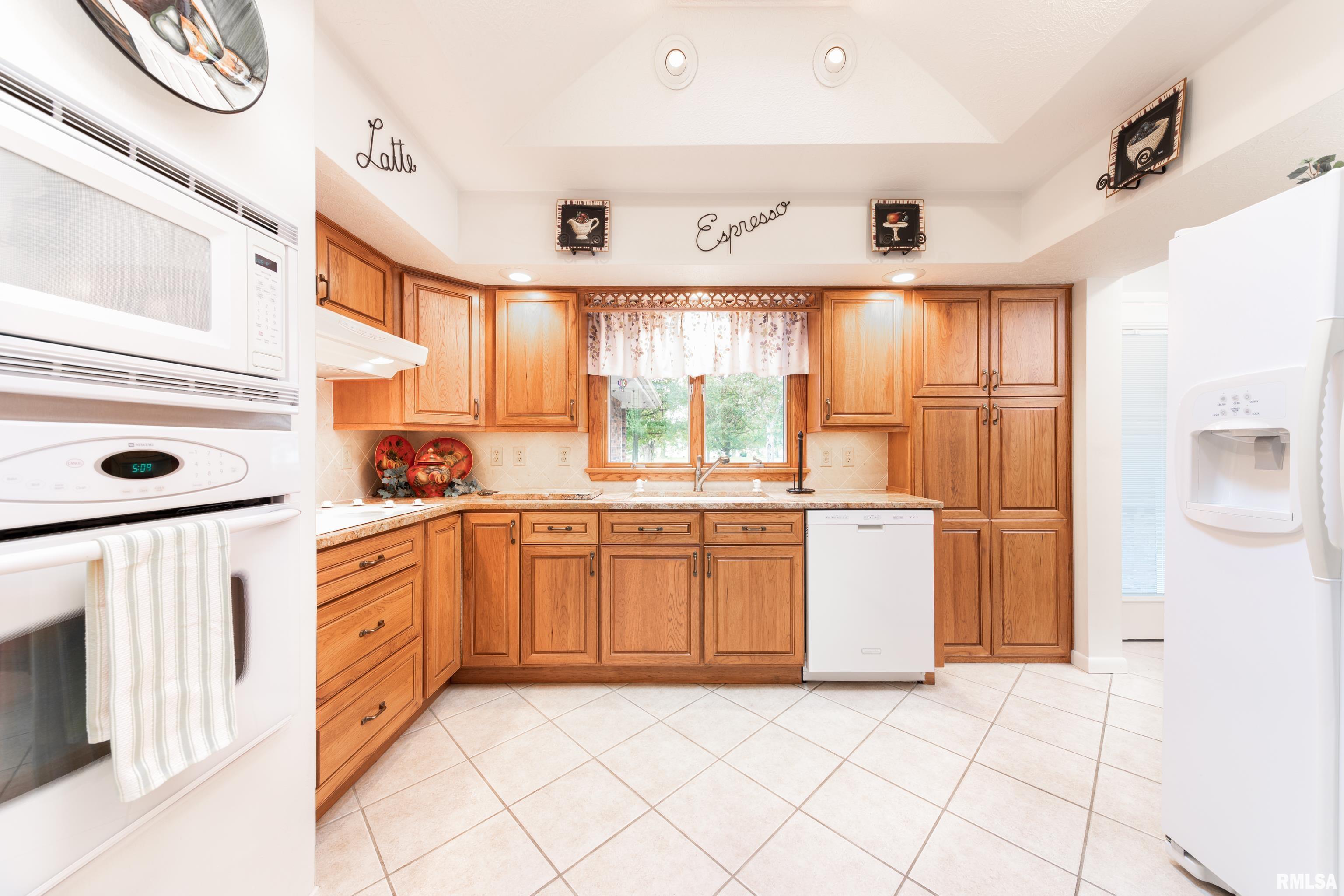 708 South Center Street Oneida, IL 61467 - Photo 11 of 40 Gallery Image 11