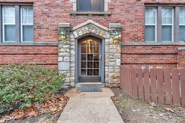 $2,095 | 7557 Buckingham Drive, St. Louis, MO 63105