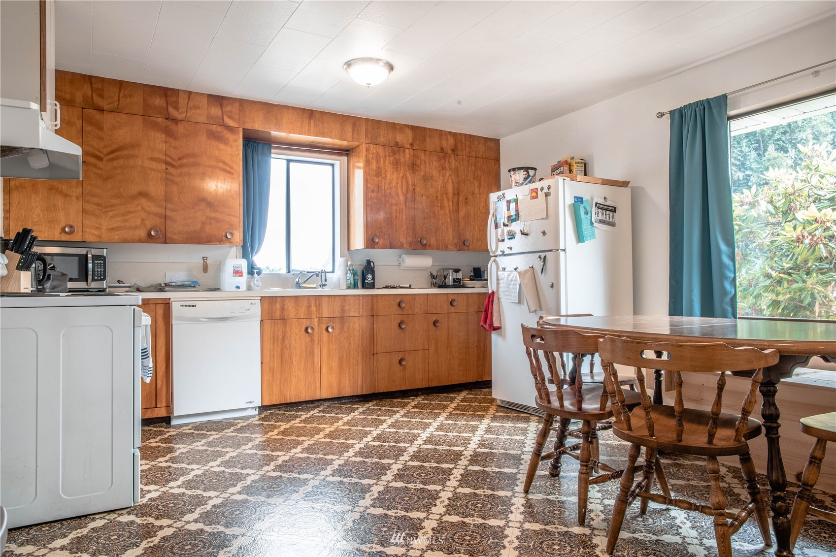 6783 Kickerville Road Ferndale, WA 98248 - Photo 5 of 22 a kitchen with a stove a table and chairs in it