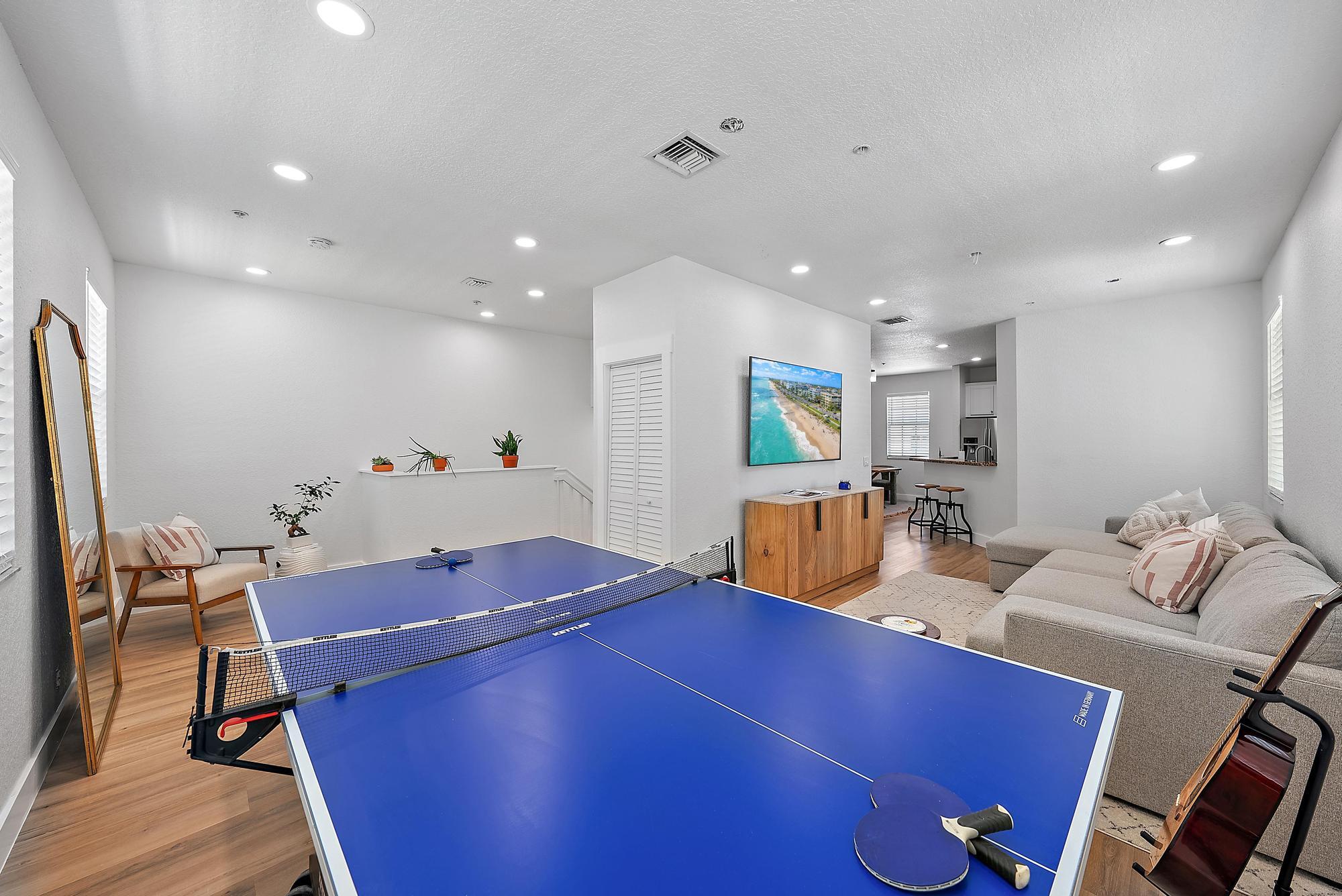 107 Pond Apple Lane, Unit 105 Jupiter, FL 33458 - Photo 9 of 37 a workspace with furniture and mirror