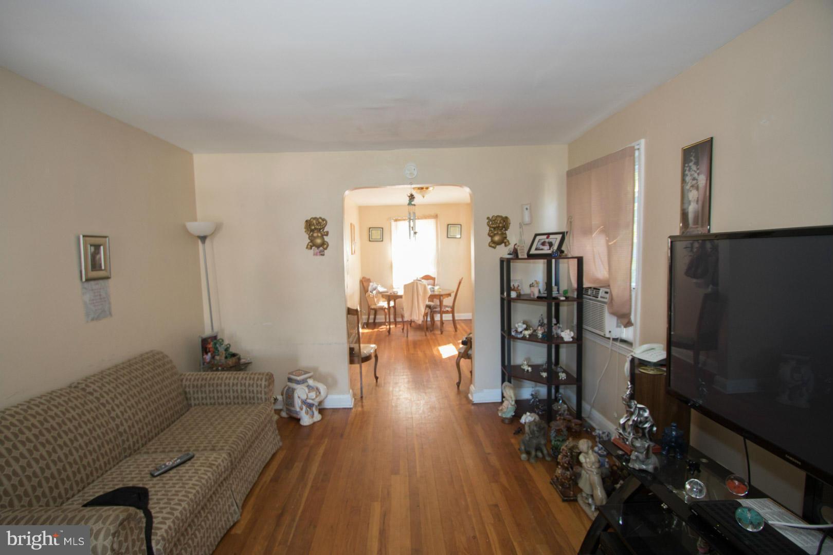 4733 Kimberleigh Road Baltimore, MD 21212 - Photo 4 of 13 Living Room