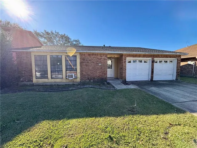 $180,000 | 2424 Park Pl Drive, Gretna, LA 70056