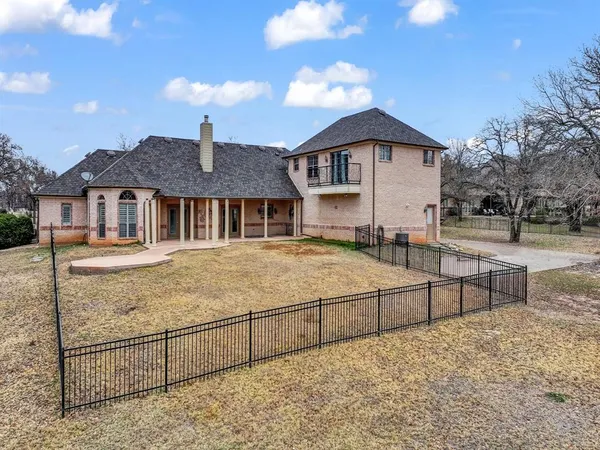 a house view with a outdoor space