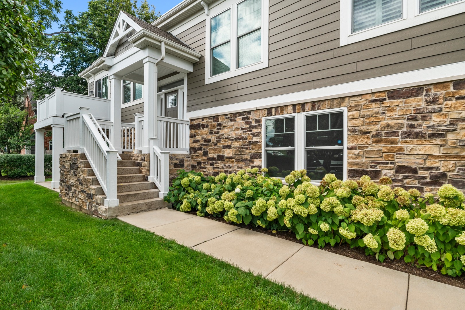 826 Chestnut Street Deerfield, IL 60015 - Photo 2 of 28 a front view of a house with a garden