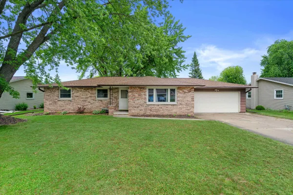 $319,000 | 1504 Commanche Avenue, Green Bay, WI 54313