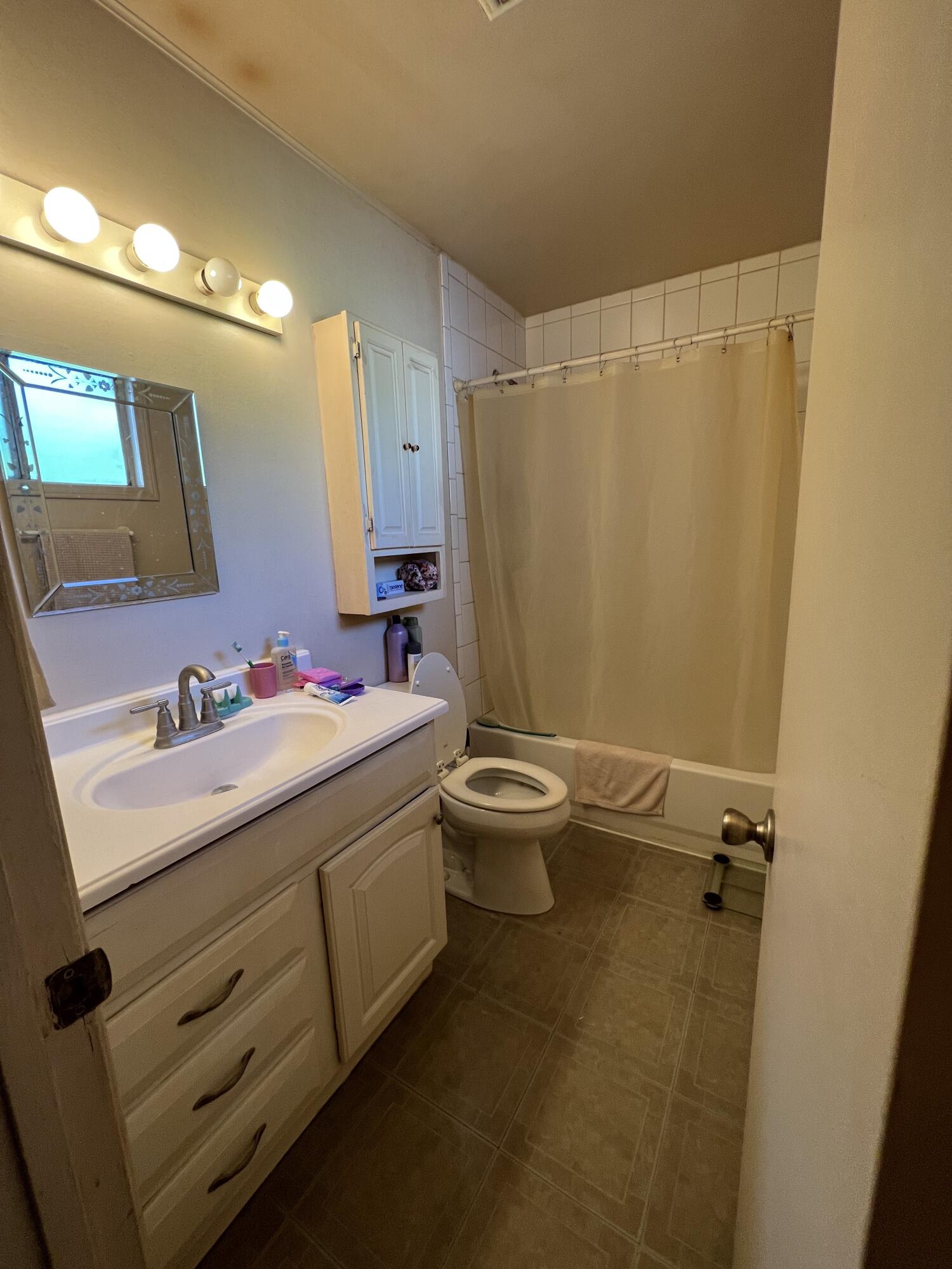 9551 Santa Cruz Road Desert Hot Springs, CA 92240 - Photo 15 of 19 Second Bathroom