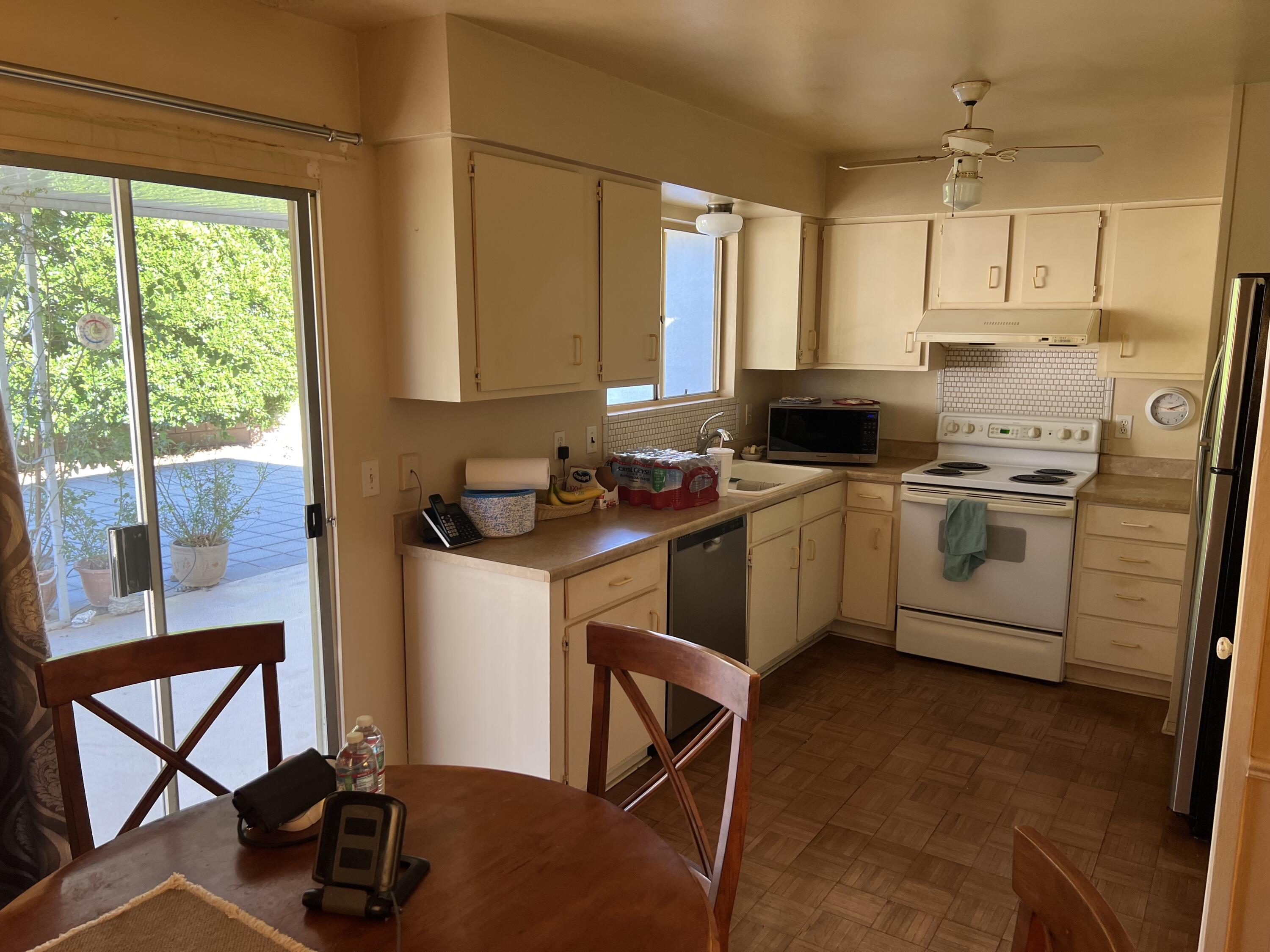 9551 Santa Cruz Road Desert Hot Springs, CA 92240 - Photo 17 of 19 Kitchen + Dining Area