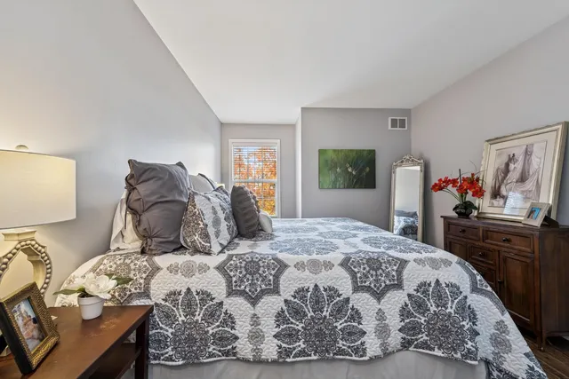 $385,000 | 2166 Ivy Ridge Drive, Hoffman Estates, IL 60192