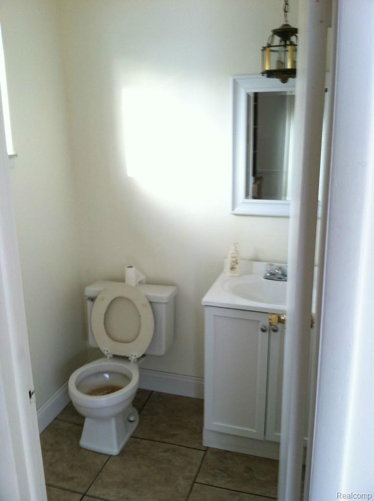 641 Vernier Road Grosse Pointe, MI 48236 - Photo 7 of 18 vernier-half-bath.jpg