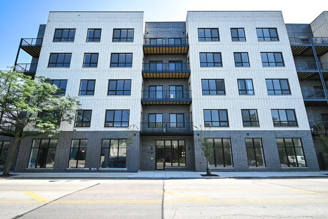 $3,500 | 2127 West Madison Street, Unit 404, Chicago, IL 60612