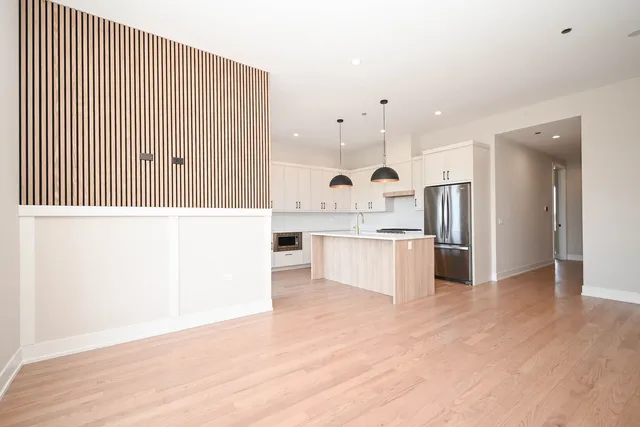 $3,500 | 2127 West Madison Street, Unit 404, Chicago, IL 60612