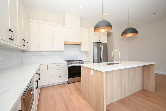 $3,500 | 2127 West Madison Street, Unit 404, Chicago, IL 60612