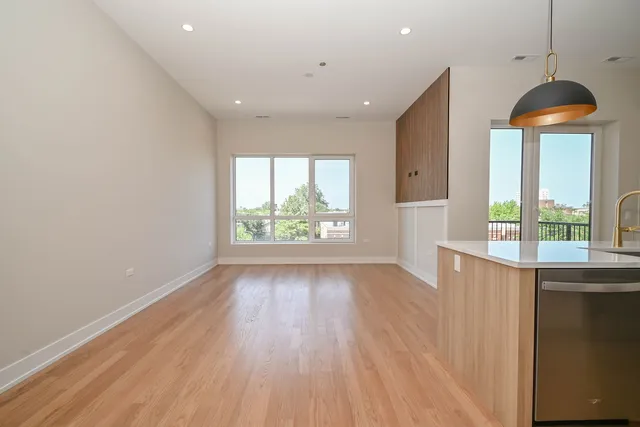 $3,500 | 2127 West Madison Street, Unit 404, Chicago, IL 60612