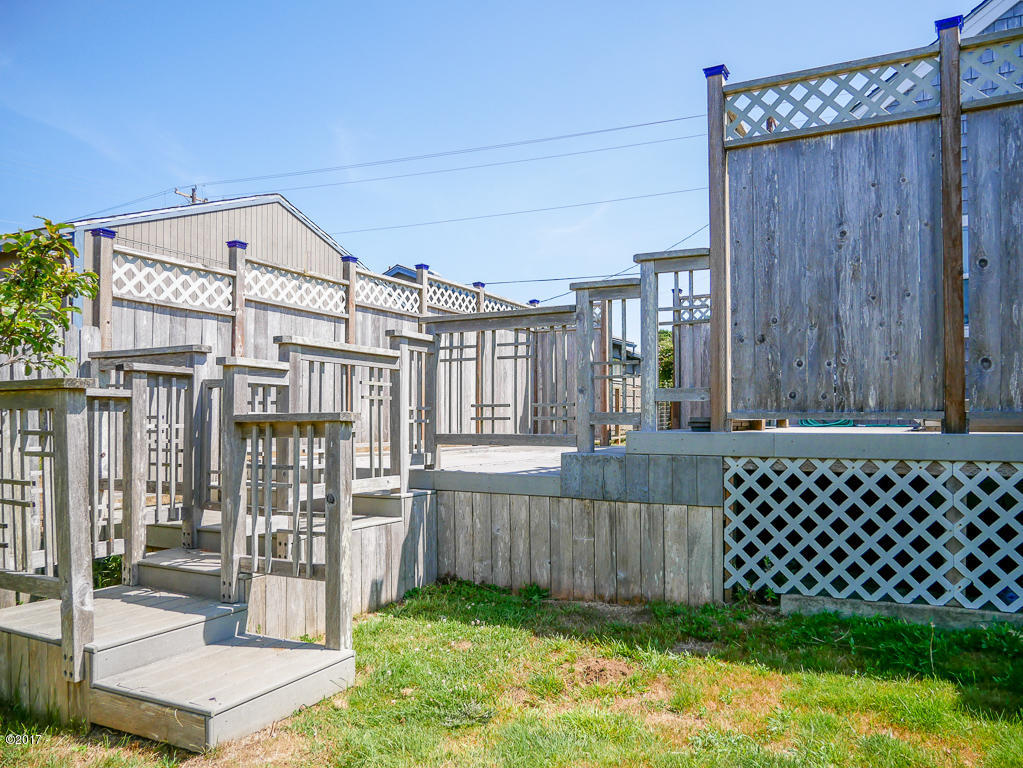 1037 Northwest Hurbert Street Newport, OR 97365 - Photo 31 of 37 Decorative Decks