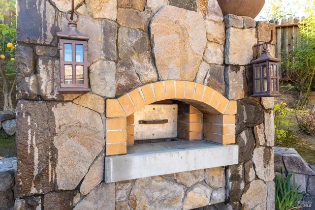 a view of entryway with a house