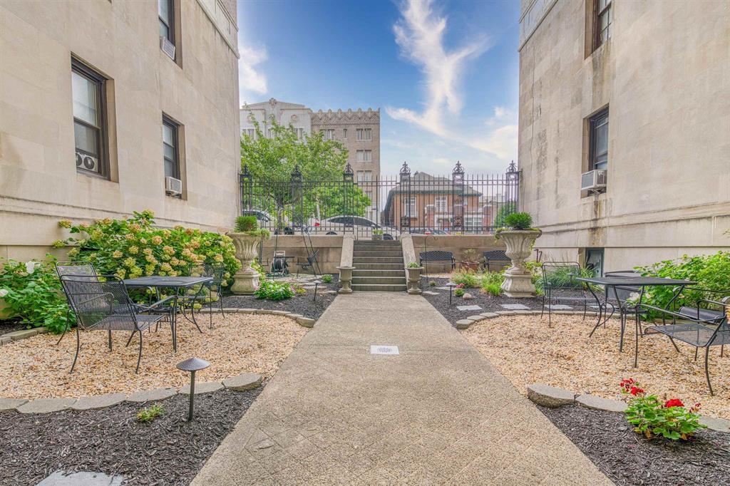 2600 John F. Kennedy Boulevard, Unit 7F Jersey City, NJ 07306 - Photo 18 of 22 a view of a patio with table and chairs and potted plants