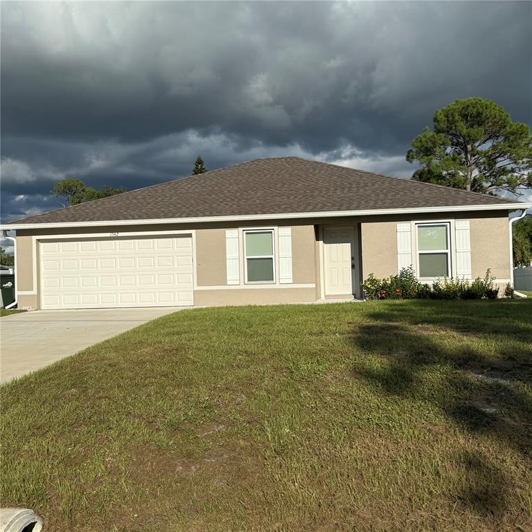 a view of back yard of the house