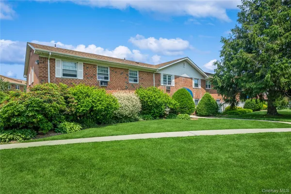 $289,000 | 460 Old Town Road, Unit 8J, Port Jefferson Station, NY 11776