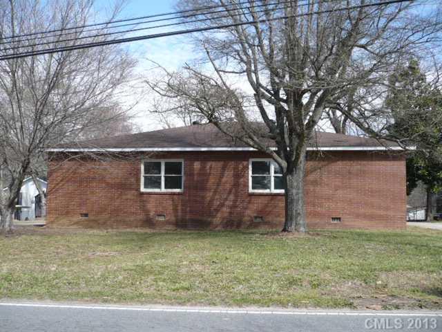 front view of house with a yard