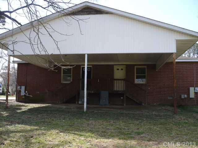502 Rogers Lake Road Kannapolis, NC 28081 - Photo 3 of 4 a backyard of a house