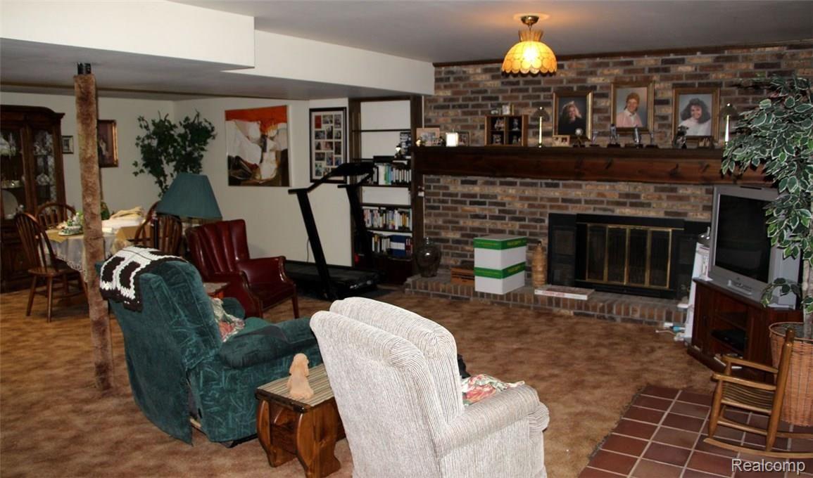7135 Allen Road Fenton, MI 48430 - Photo 17 of 32 Family Rm.jpg