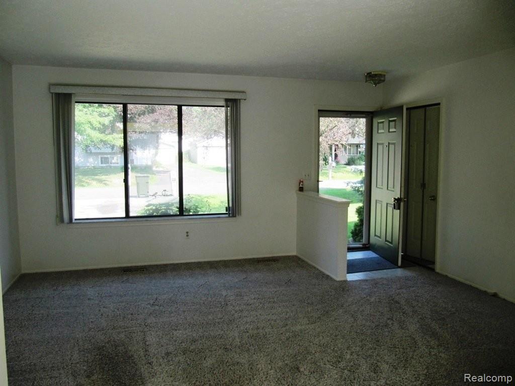 2582 Hartline Drive Rochester, MI 48309 - Photo 11 of 23 11Great Room Entrance.JPG