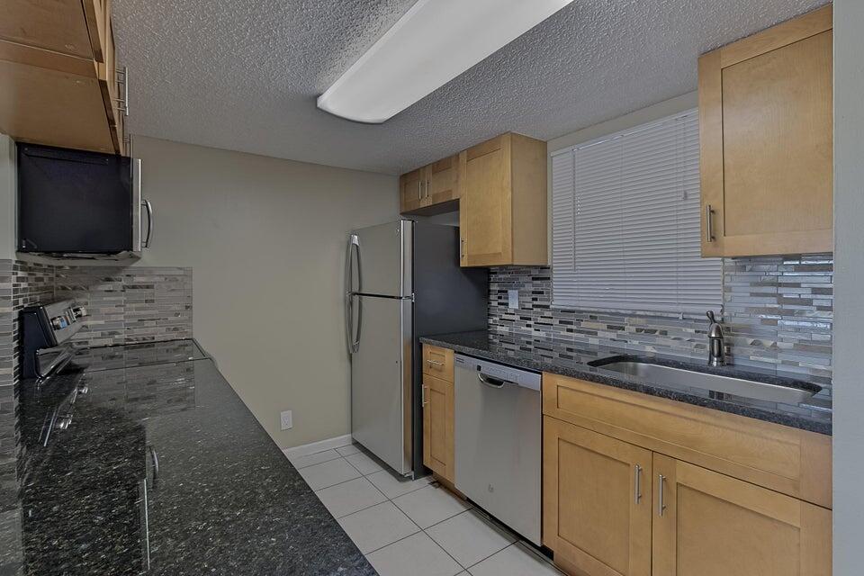 6284 La Costa Drive, Unit E Boca Raton, FL 33433 - Photo 9 of 24 Kitchen