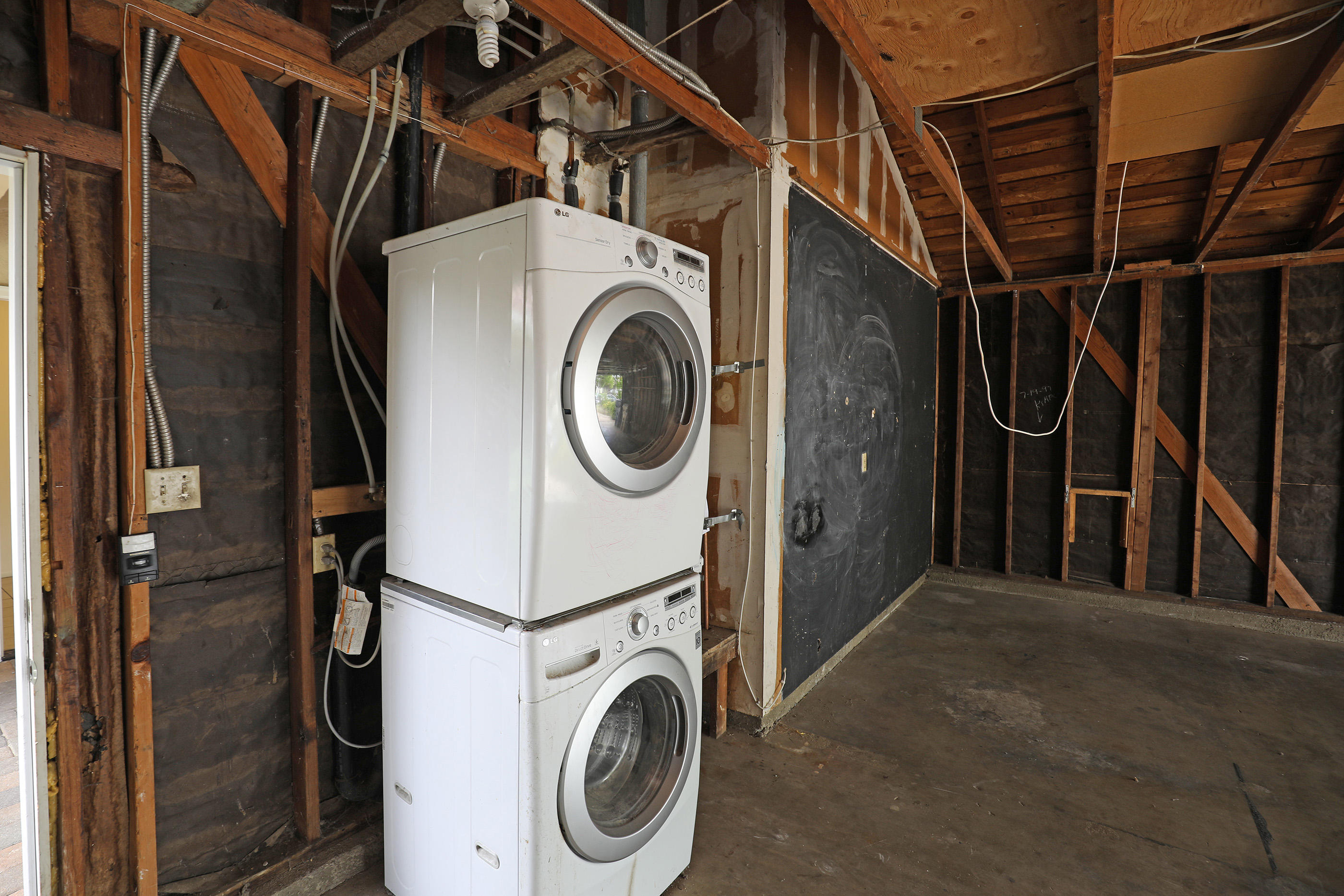 7320 Davenport Road Goleta, CA 93117 - Photo 18 of 18 a utility room with dryer and washer