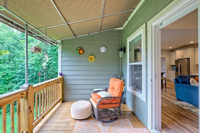 a en suite bathroom with a double vanity sink and a mirror