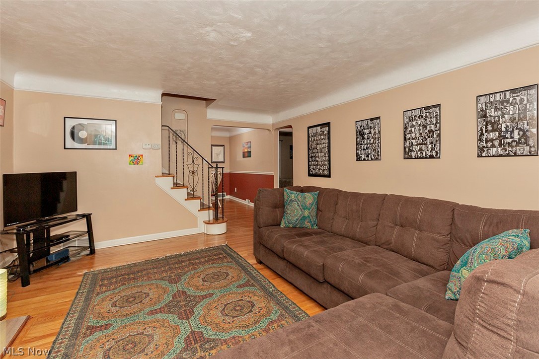 5004 Farnhurst Road Cleveland, OH 44124 - Photo 8 of 35