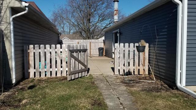 133 Heathgate Road Montgomery, IL 60538 - Photo 3 of 34 a view of a house with wooden fence
