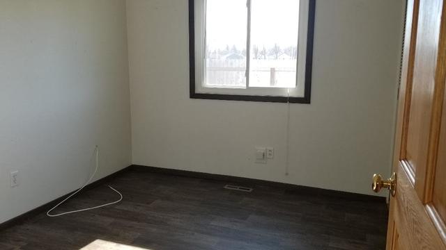 133 Heathgate Road Montgomery, IL 60538 - Photo 32 of 34 an empty room with wooden floor and windows