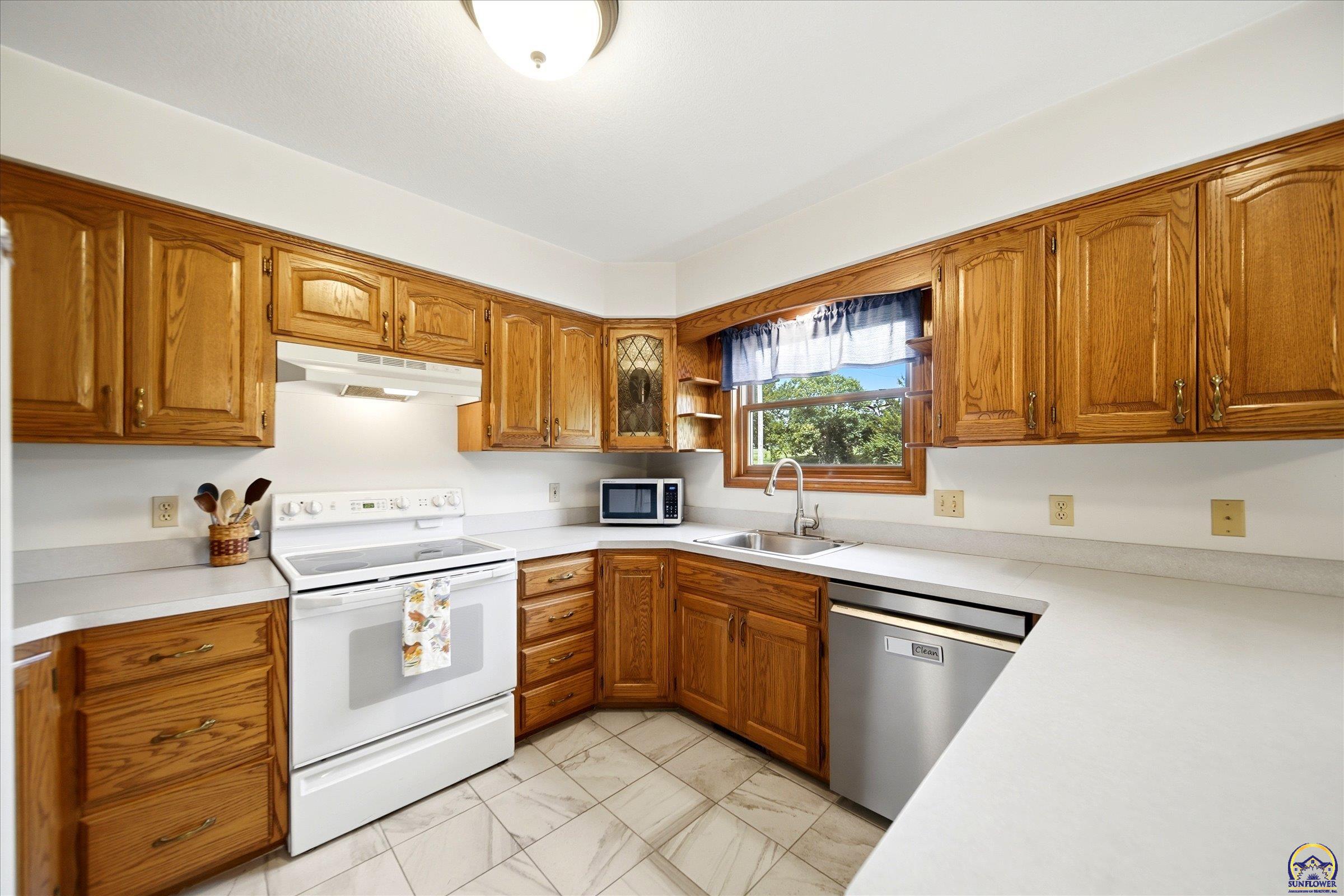 810 Southwest Mifflin Road Topeka, KS 66606 - Photo 12 of 30