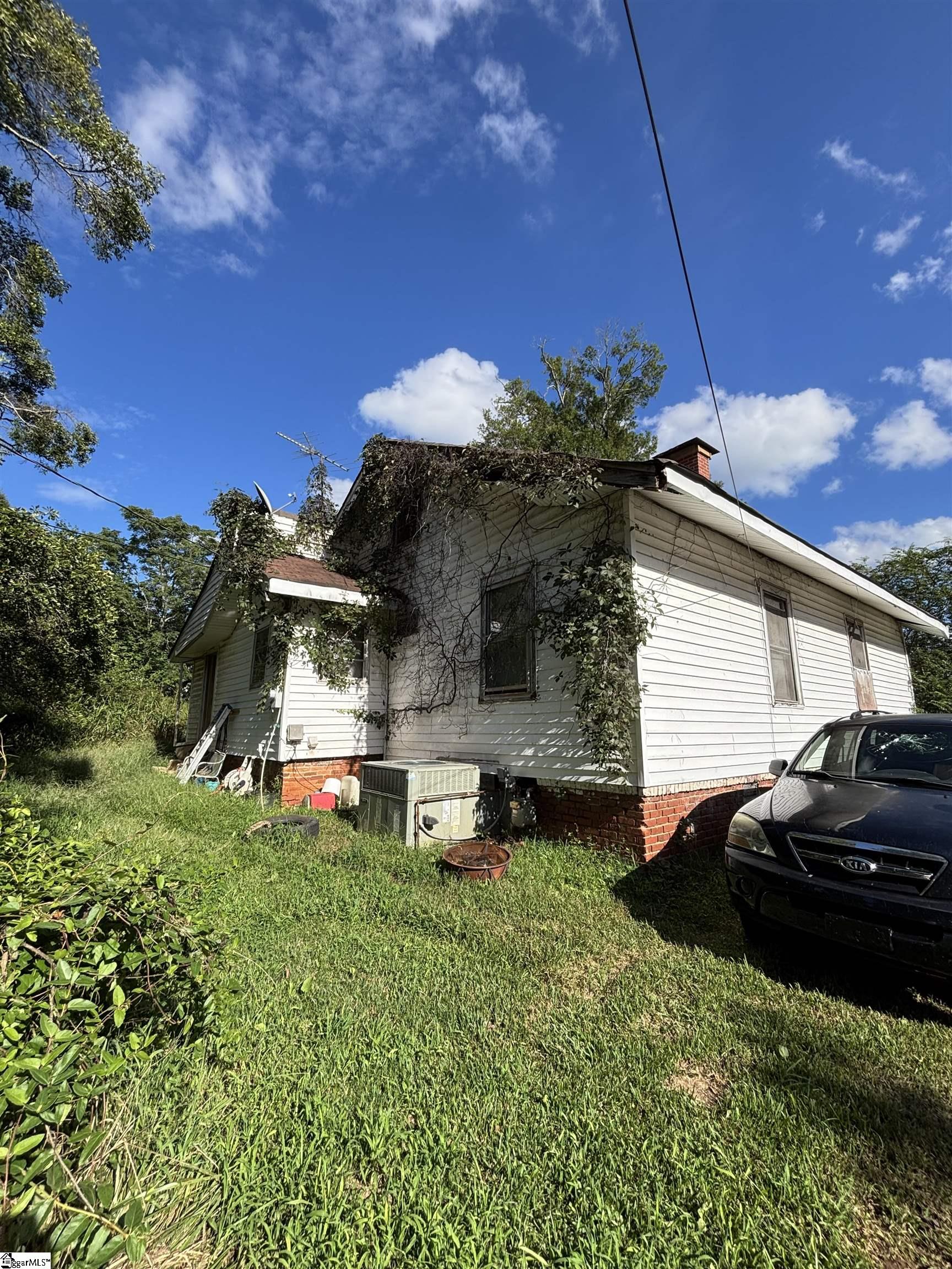 708 Jefferson Street Clinton, SC 29325 - Photo 3 of 16