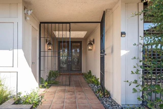 a view of an entryway of the house
