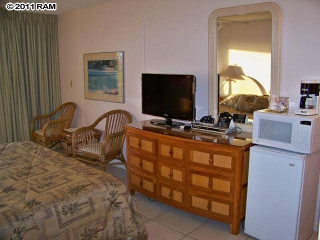 2575 South Kihei Road, Unit G307 Kihei, HI 96753 - Photo 15 of 25 a bedroom with bed and a flat screen tv