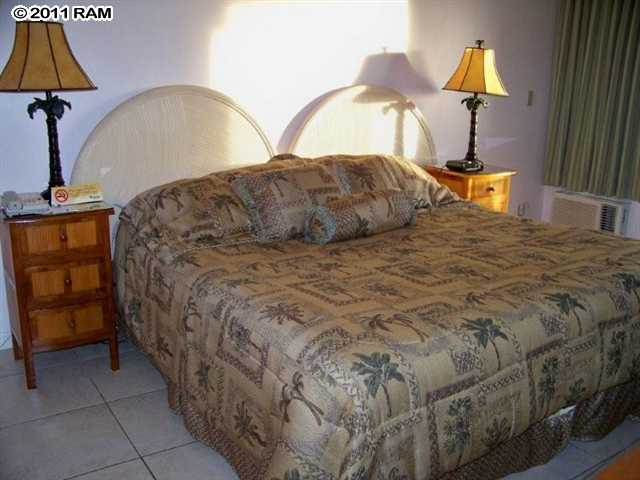 2575 South Kihei Road, Unit G307 Kihei, HI 96753 - Photo 17 of 25 a bedroom with a bed and a lamp