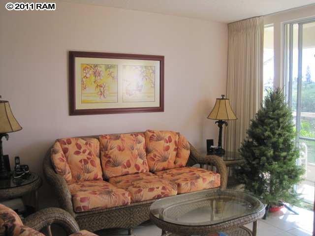 2575 South Kihei Road, Unit G307 Kihei, HI 96753 - Photo 8 of 25 a living room with furniture and a potted plant
