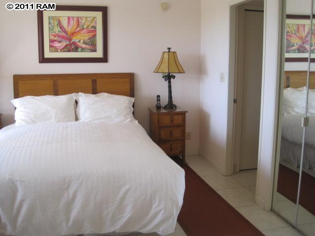 2575 South Kihei Road, Unit G307 Kihei, HI 96753 - Photo 9 of 25 a bed room with a bed and a painting on the wall