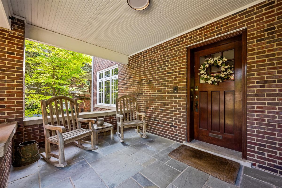 224 Sheridan Road Kenilworth, IL 60043 - Photo 7 of 62 a view of an outdoor space with seating area