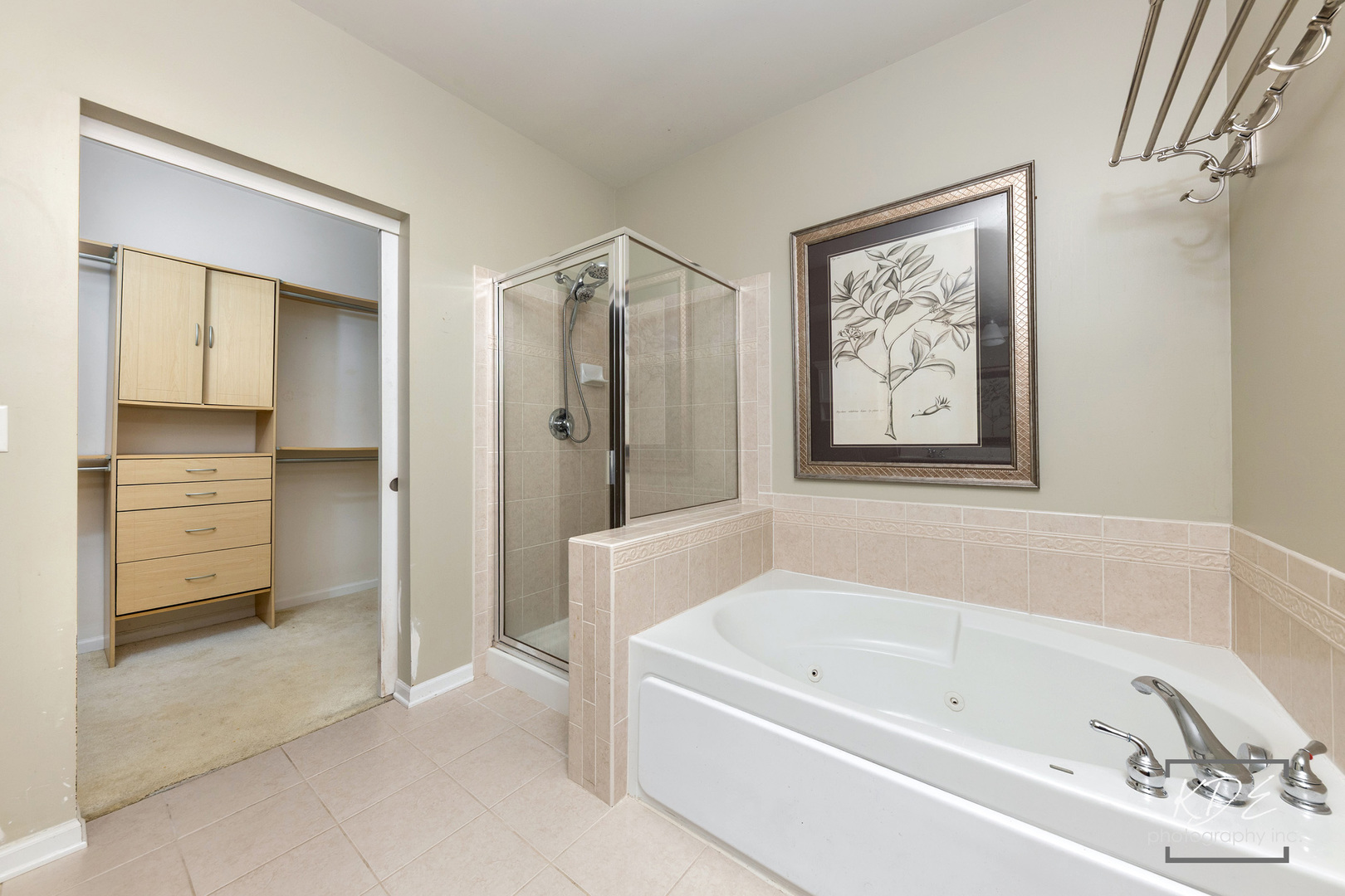 1022 Neudearborn Lane, Unit 191022 Naperville, IL 60563 - Photo 16 of 27 a bathroom with a bathtub and a shower