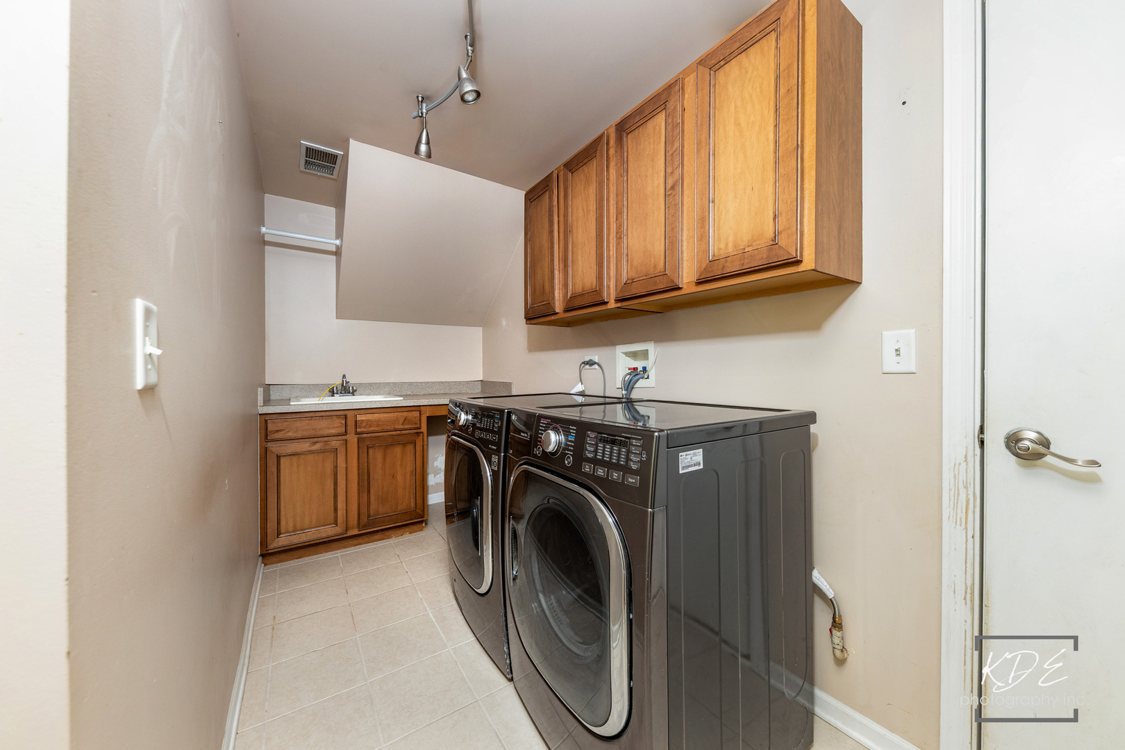 1022 Neudearborn Lane, Unit 191022 Naperville, IL 60563 - Photo 21 of 27 a utility room with sink dryer and washer