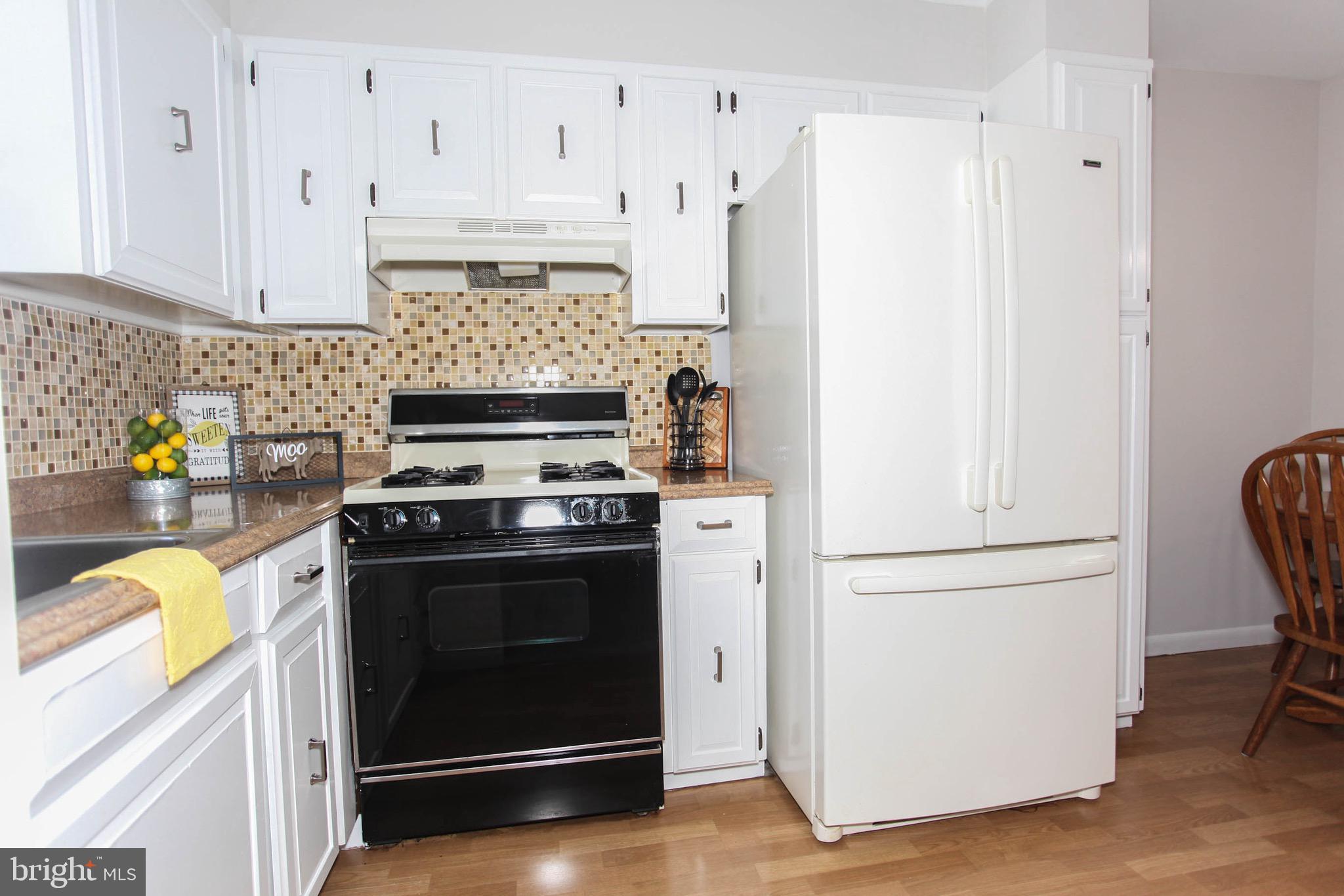 3626 Greenvale Road Baltimore, MD 21229 - Photo 14 of 41 White cabinets and tile backsplash