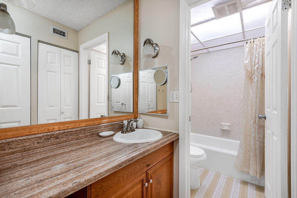 3680 Inverrary Drive, Unit 1V Lauderhill, FL 33319 - Photo 12 of 35 3680InverraryLnDrapt1V.Lauderhill-12
