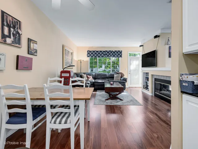 $369,900 | 31104 Carpenter Court, Warrenville, IL 60555