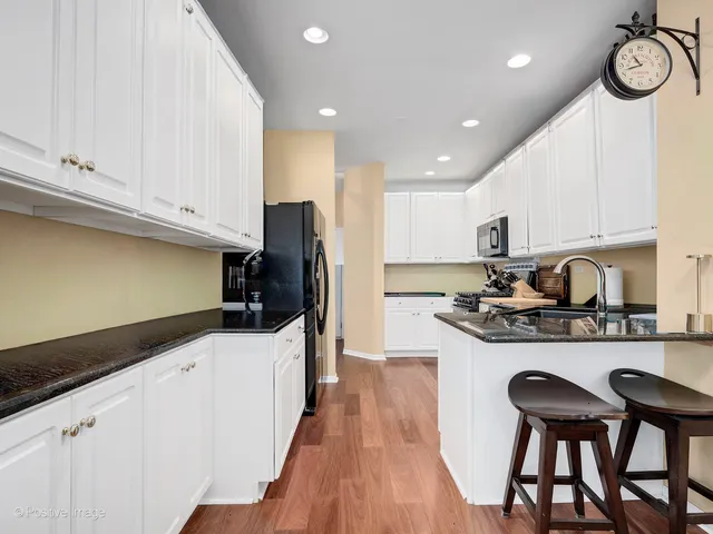 $369,900 | 31104 Carpenter Court, Warrenville, IL 60555