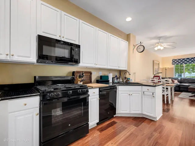 $369,900 | 31104 Carpenter Court, Warrenville, IL 60555