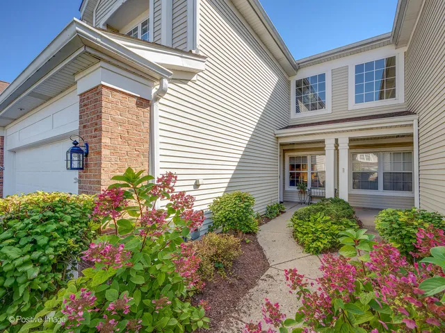 $369,900 | 31104 Carpenter Court, Warrenville, IL 60555